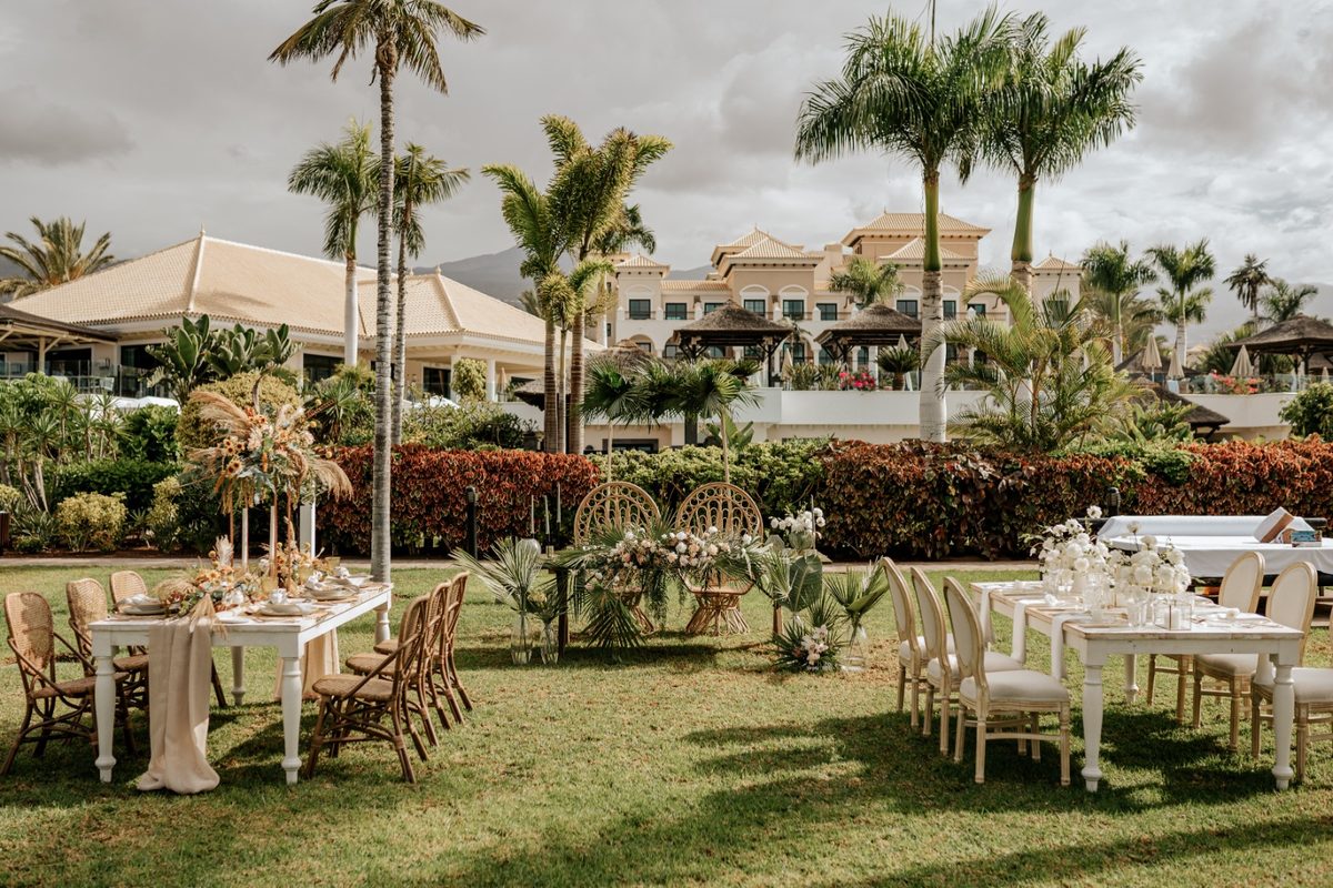 Mesas para la cena de boda en un jardín entre palmeras